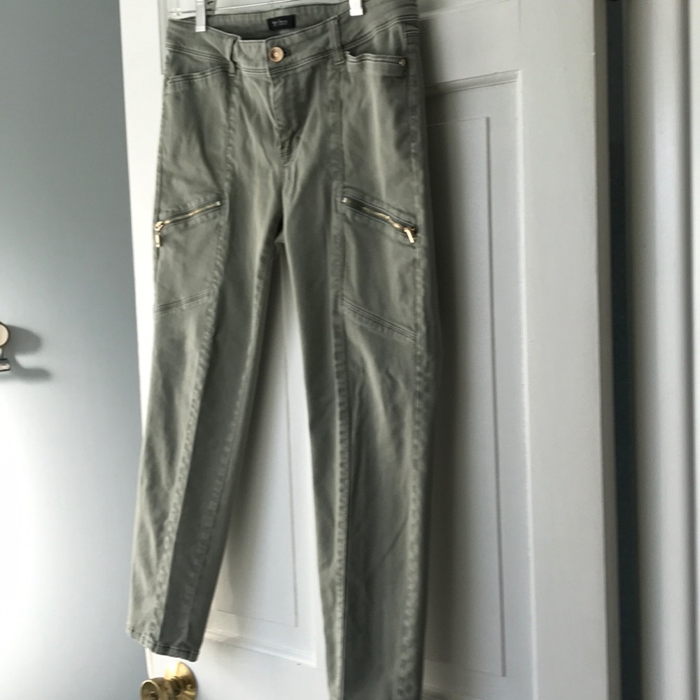 Ankle fit jeans with gold zip pockets.